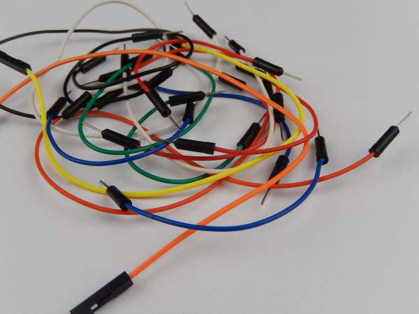 Foto dos jumpers que são fios coloridos para interligar os componentes