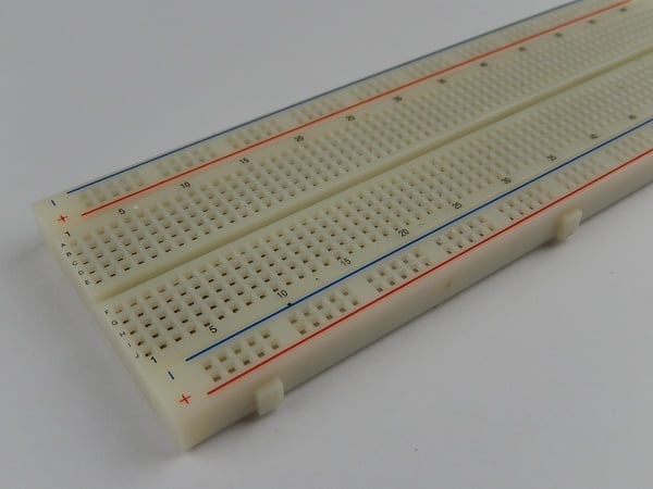 Foto de uma protoboard ou breadboard, uma placa perfurada para prototipagem rápida